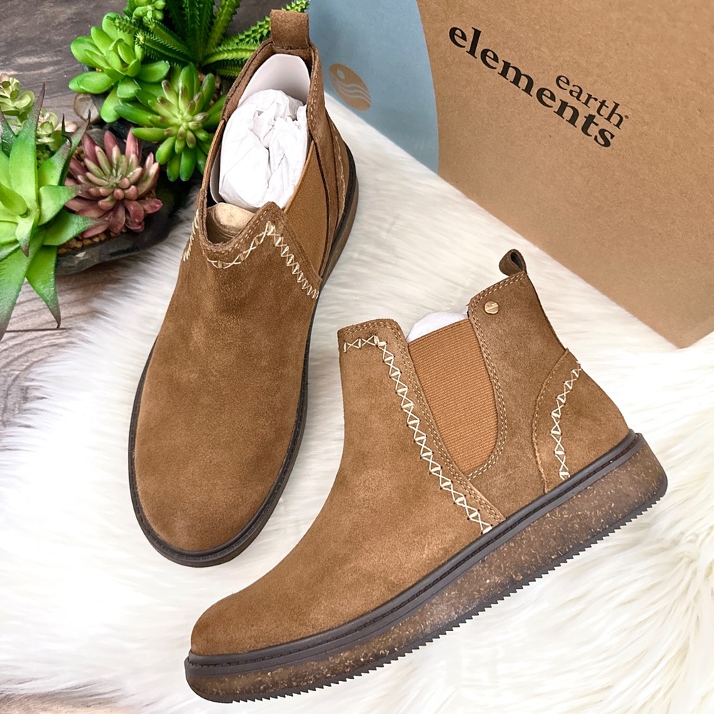 NIB Earth Elements Avens Slip On Chelsea Ankle Bootie Camel Suede 8M 39